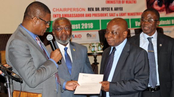 A representative from the World Health Organization presented a certificate to Ghanaian Minister of Health Kwaku Agyeman-Manu.