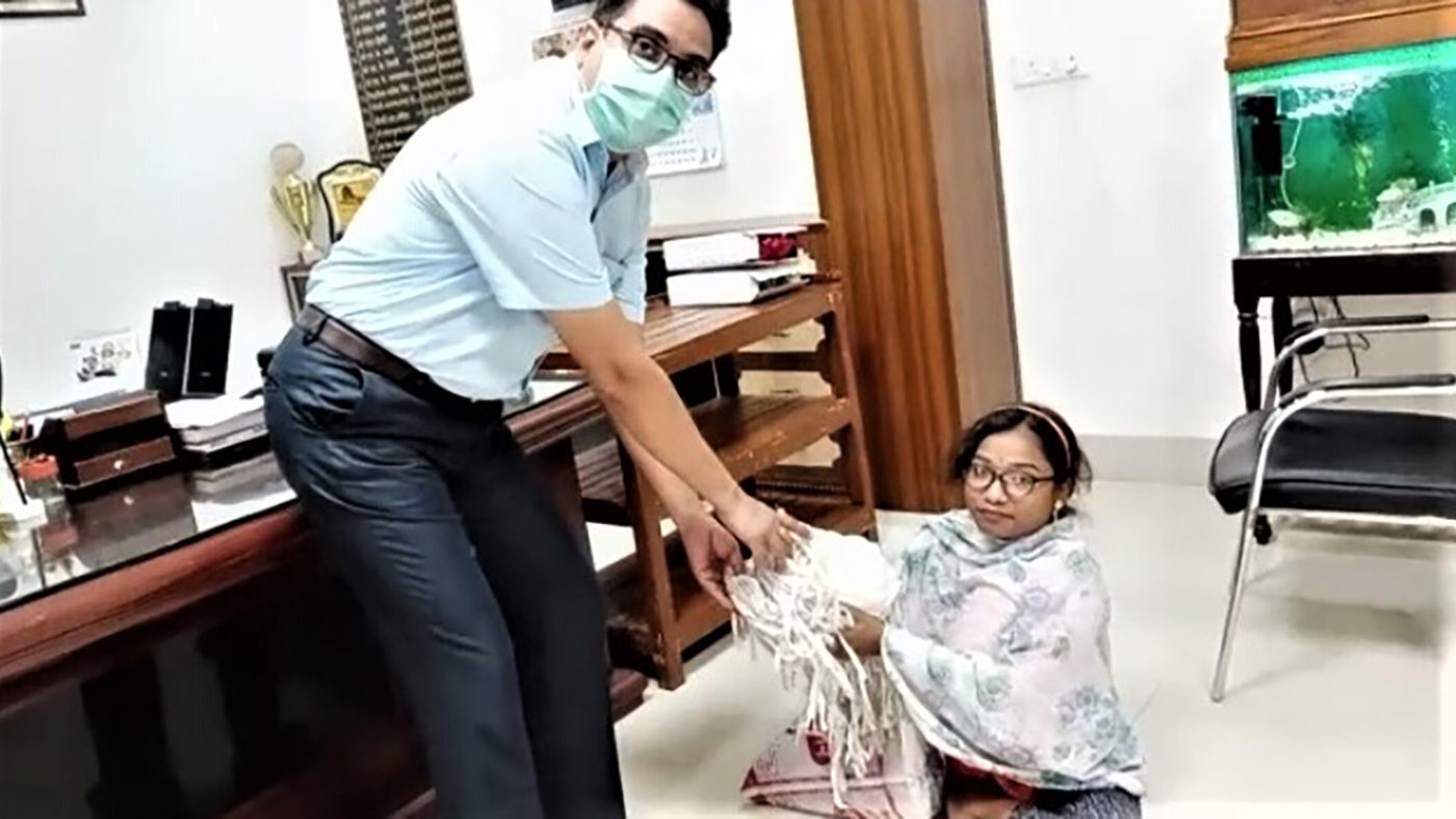 A lady with disabilities delivers masks to a clinic.