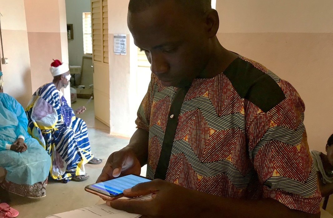 Zakari, a TT tracker, using the device in a hospital.